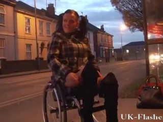 Лія caprice миготливий манда в публічний від її wheelchair з handicapped engli