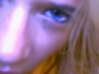 Blondine shows tanlined lichaam infront van webcam video-