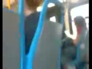 Deze kerel is gek naar ruk af in de bus