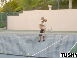 En chaleur chaud baise avec la tennis entraîneur