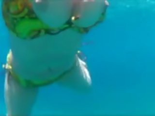 Underwater kön swiming cumsprut