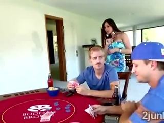 Perv loses em poker mas ends a foder sua amigos quente milf