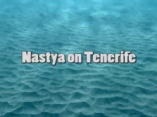 সুন্দর nastya সাঁতার নগ্ন মধ্যে ঐ সমুদ্র