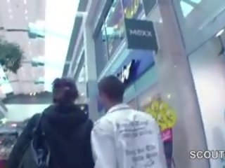 युवा चेक टीन गड़बड़ में mall के लिए मनी द्वारा 2 जर्मन लड़कों