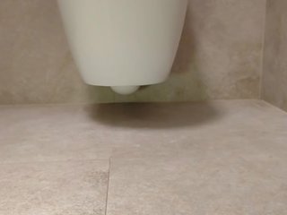 Captivating 腳 在 該 廁所
