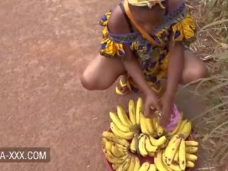 Zwart banaan seller tiener verleid voor een adembenemend seks