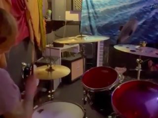 Felicity feline drumming sa kanya lockout