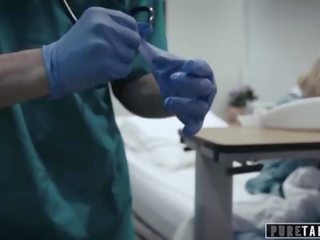 Puro tabu perv medico dá jovem grávida paciente vagina exame