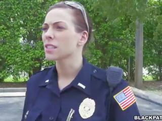 Жінка cops тягнути над чорна suspect і смоктати його хуй